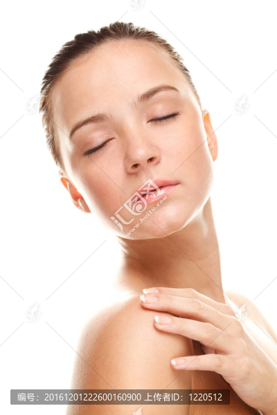 美麗的年輕女人撫摸著她的肌膚。