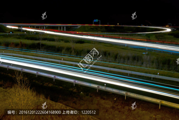 高速公路上的汽車模糊的燈光。高速公路交通夜景圖片。