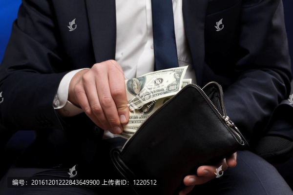 手里有錢的商人。