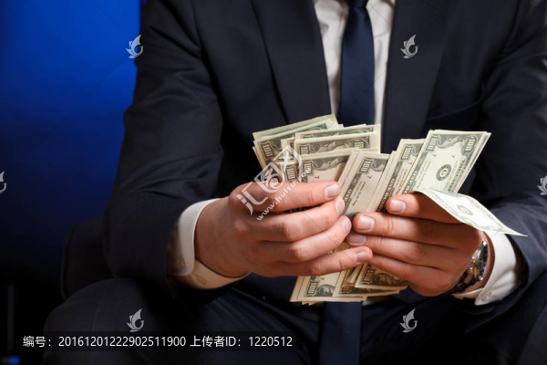 商人手里拿的錢(qián)。
