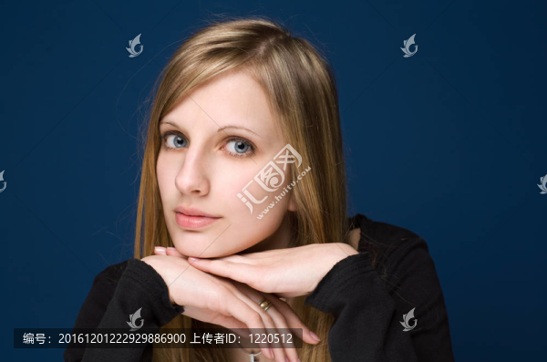 優(yōu)雅的友好的年輕金發(fā)女人。