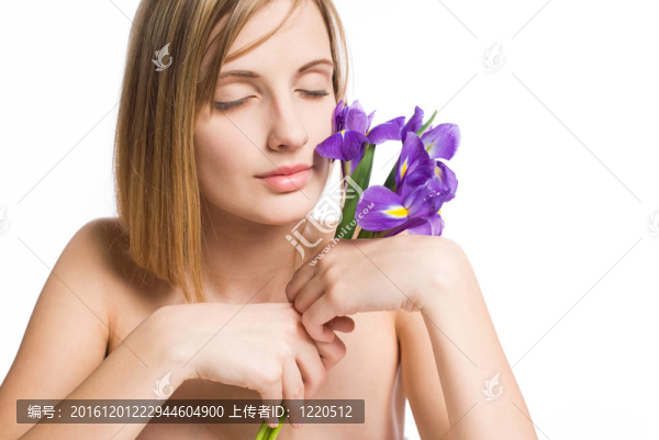 金發(fā)美女的女孩與虹膜花。
