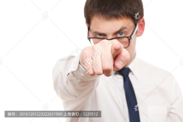 年輕人指著