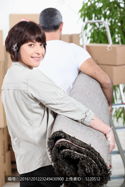 夫婦帶著地毯