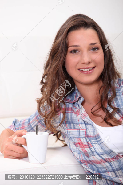 熱飲料的女人