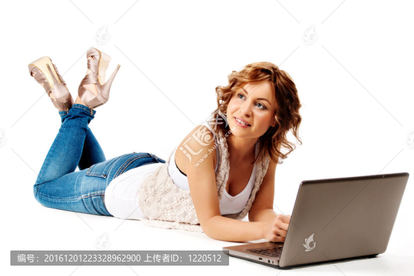 女人躺在地板上用筆記本微笑