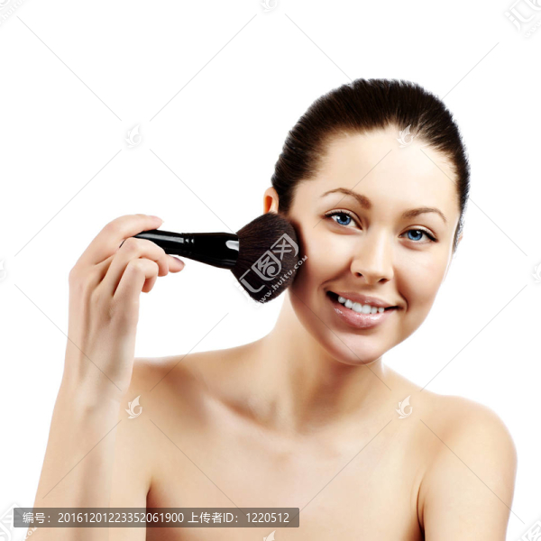 漂亮的年輕女子將腮紅的肖像