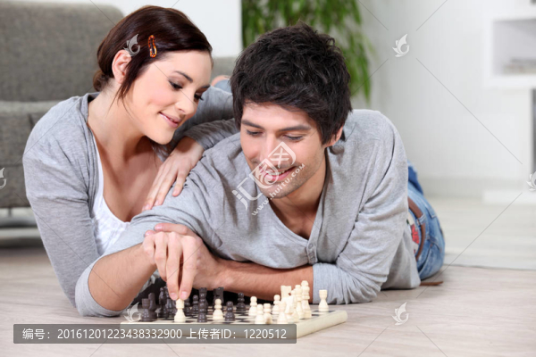 幸福的一對夫婦下棋