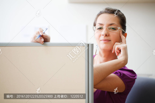 在辦公室里穿休閑裝的女人
