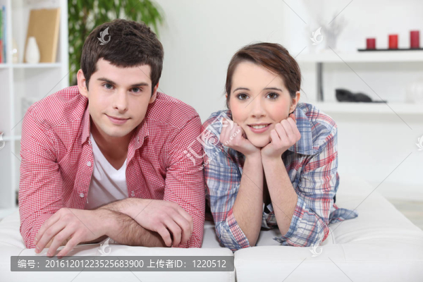 年輕夫婦在沙發(fā)上放松