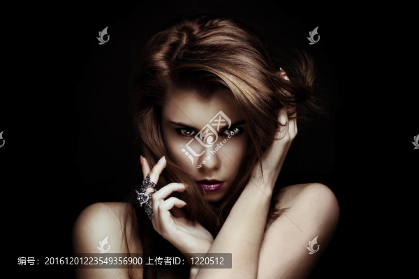 年輕的黑發(fā)女人長(zhǎng)發(fā)飛揚(yáng)；工作室拍攝