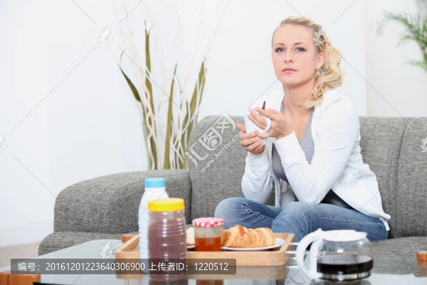婦女坐在家里吃早餐