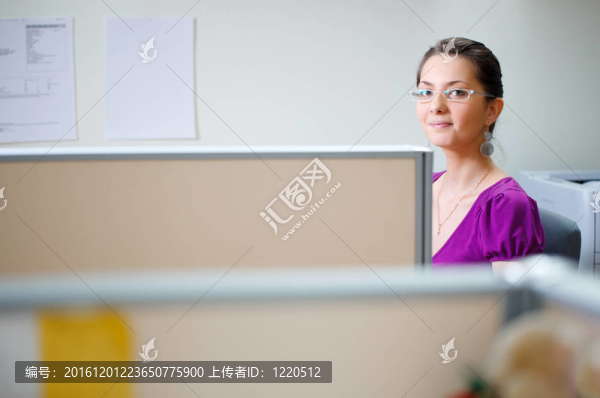 在辦公室里穿休閑裝的女人