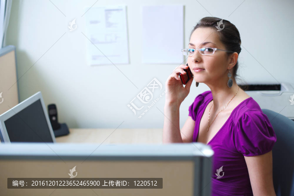 在辦公室里穿休閑裝的女人
