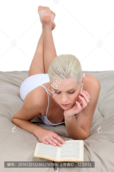 睡覺前讀一本書的女人