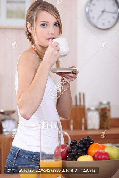 廚房里喝咖啡的女人