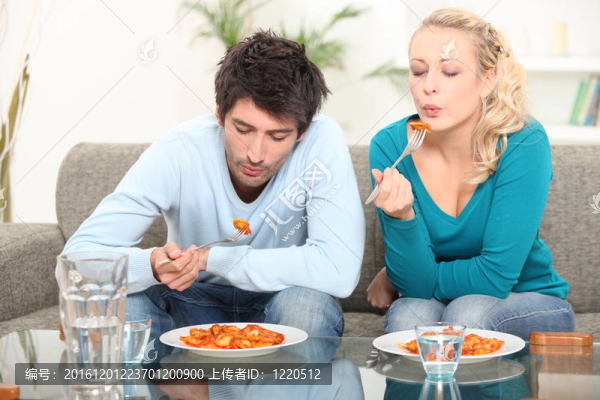 夫婦在家吃飯