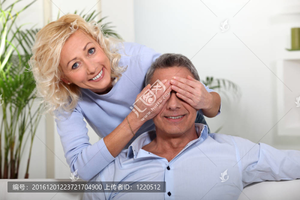 妻子捂著丈夫的眼睛