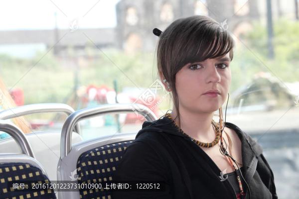 坐在公共汽車上的女孩