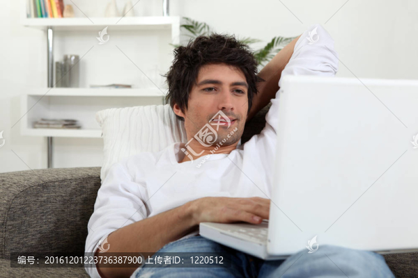 一個在休息室里做電腦的人