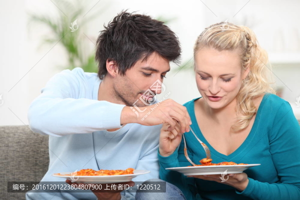 年輕夫婦在家吃飯