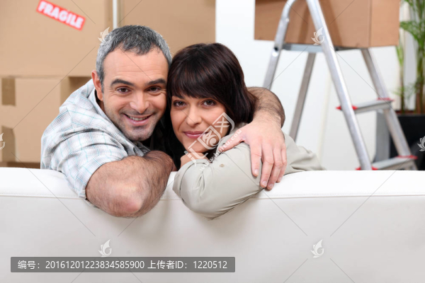 夫妻一起搬到新公寓