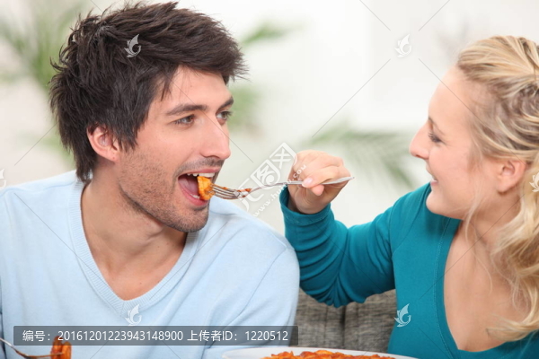 婦女喂她的丈夫食物