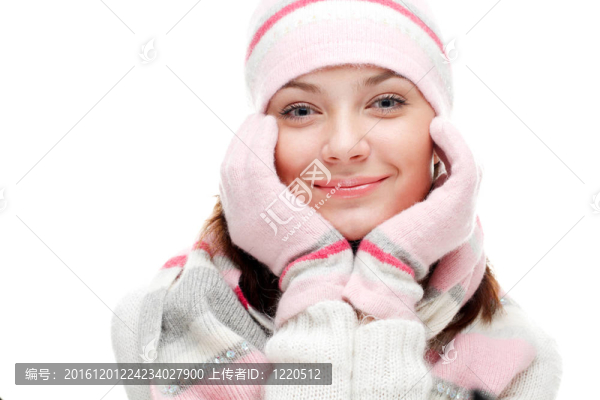 美麗的女人穿著冬天的衣服
