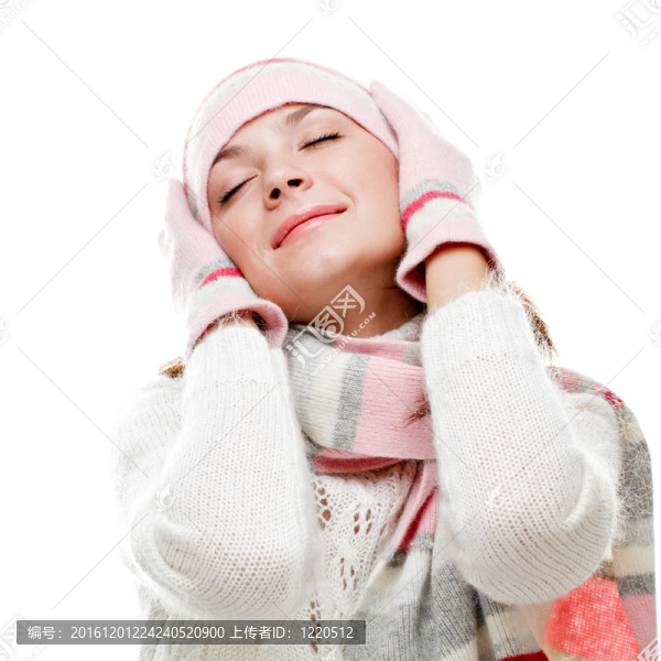 美麗的女人穿著冬天的衣服