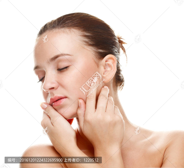 美麗的年輕女人撫摸著她的肌膚。