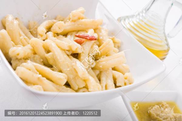 用洋薊青醬義大利面。