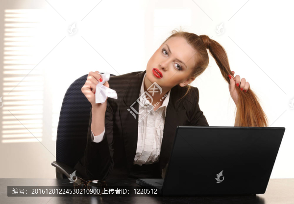 年輕的商人坐在辦公室里