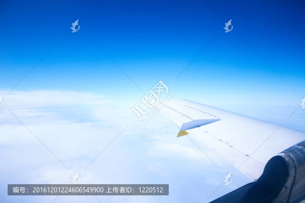 藍(lán)天白云中的飛機(jī)機(jī)翼-匯圖網(wǎng) www.fosd68.com 藍(lán)天白云中的飛機(jī)機(jī)翼