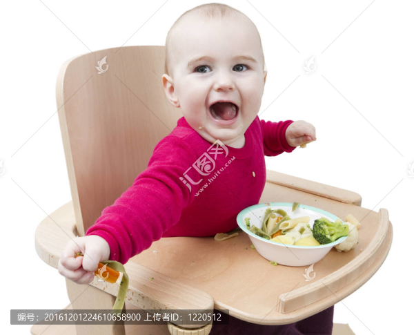 年輕的孩子在高椅上吃飯