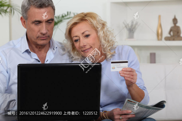 互聯(lián)網(wǎng)上的老夫婦購(gòu)物