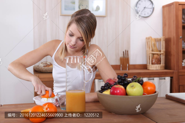 可愛的金發(fā)早餐