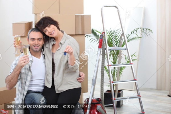 夫婦慶祝他們的新公寓
