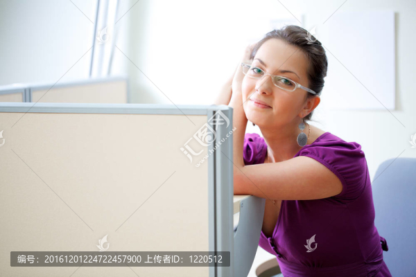 在辦公室里穿休閑裝的女人