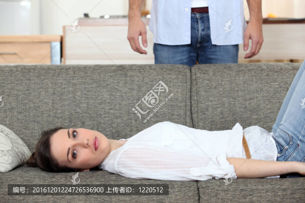 女人躺在沙發(fā)上丈夫站在后面