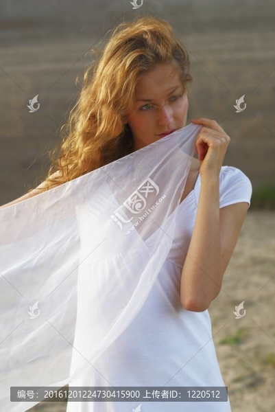 帶白圍巾的年輕女人