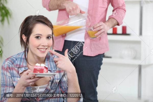 吃一塊蛋糕的女人