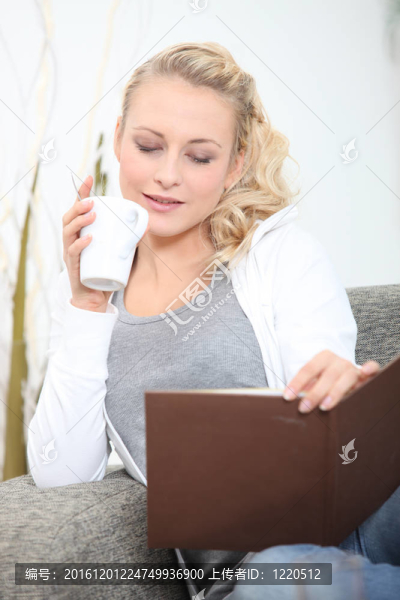 在沙發(fā)上看書的年輕女人