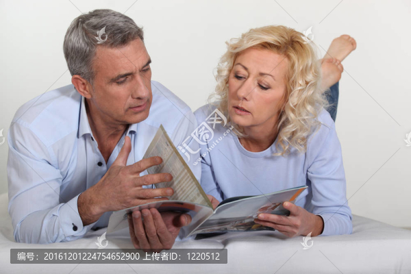 看目錄的夫婦