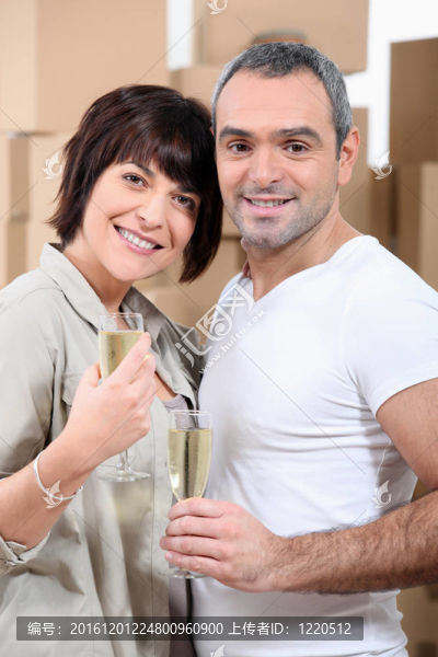 慶祝他們的舉動的夫婦