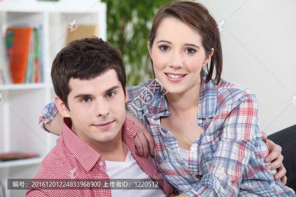 男孩和女孩在沙發(fā)上擁抱