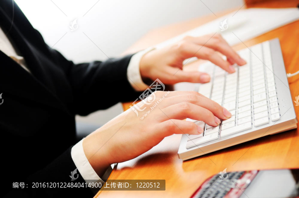 女性手在鍵盤上打字