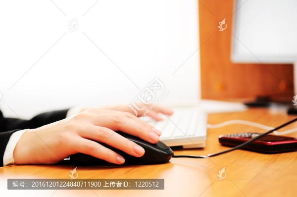 女性手在鍵盤上打字
