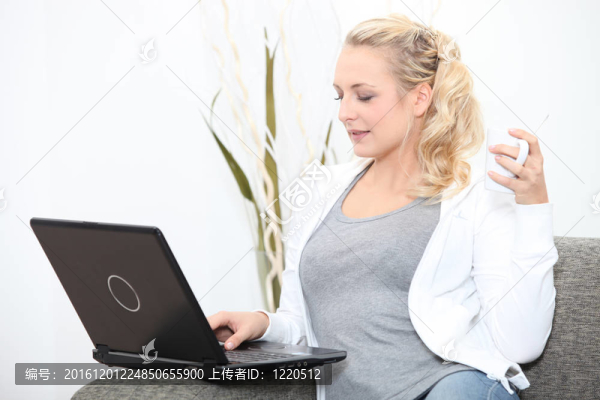 女人在沙發(fā)上放松