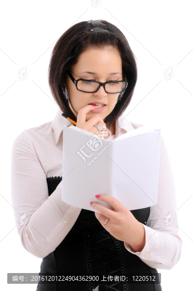 帶鉛筆和書的女人