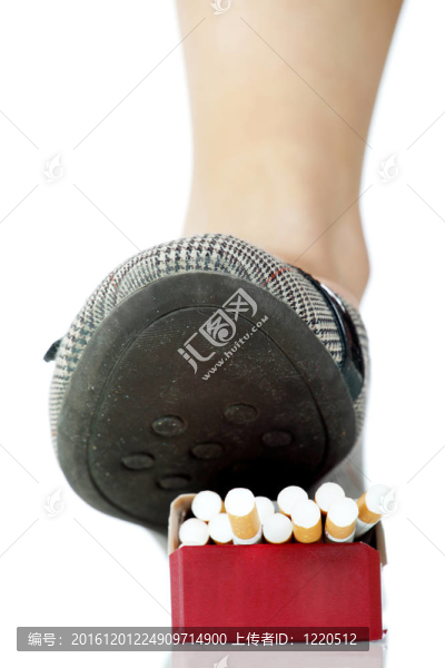 踩在一包香煙